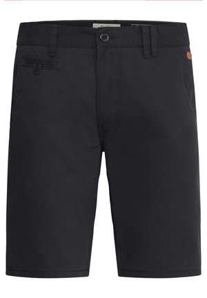Juodi šortai, pagaminti iš medvilnės audinio, su plokščiu priekiniu įkirpimu, šoninėmis kišenėmis ir mažo logotipo akcentu ant juosmens.