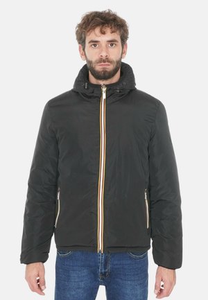 Giacca puffer nera con cappuccio, caratterizzata da una zip gialla e rossa, tasche laterali con zip e una texture trapuntata.