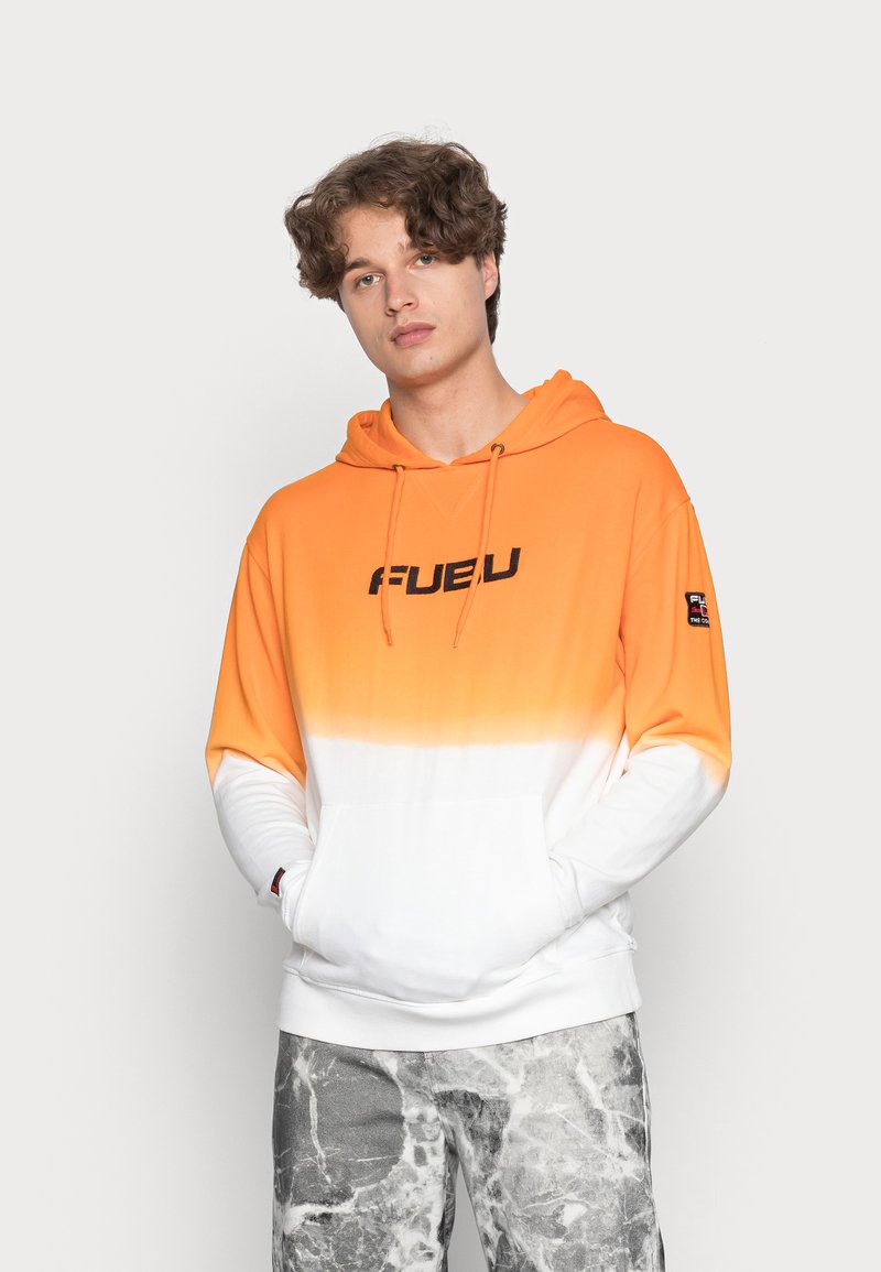 Orange til hvid gradient hættetrøje med en frontlomme, snørehætte og sort "FUEL" logo. Stof ser blødt ud, afslappet design.