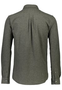 Camisa verde de manga larga con cuello estructurado, hecha de una tela texturizada. Presenta puños abotonados y un pliegue central en la parte posterior.