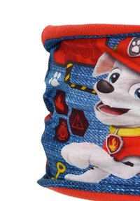 Cache-col en polaire avec un chien de dessin animé en tenue de pompier sur un fond en denim bleu, avec des accents rouges et divers icônes sur le thème du feu.