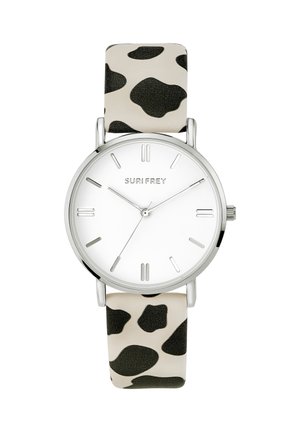Runde silberne Uhr mit weißem Zifferblatt, minimalen Stundenmarkierungen und schwarz-weißem Lederarmband mit Kuhmuster, beschriftet mit "SURI FREY."