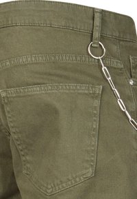 Maslinasto zelene hlače s glatkom teksturom, koje imaju stražnji lijevi džep i metalnu petlju u srebrnoj boji pričvršćenu za pojas.