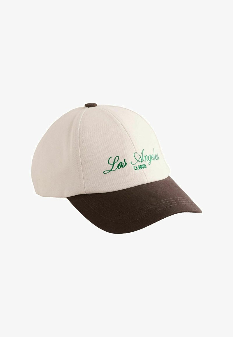 Casquette de baseball blanche avec une visière marron et l'inscription brodée en vert "Los Angeles CA 90015" sur le panneau avant.