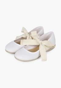 Witte canvas ballerina's met een gestructureerd oppervlak en een beige stoffen strik. Rond neusje en flexibele, lichte zool.