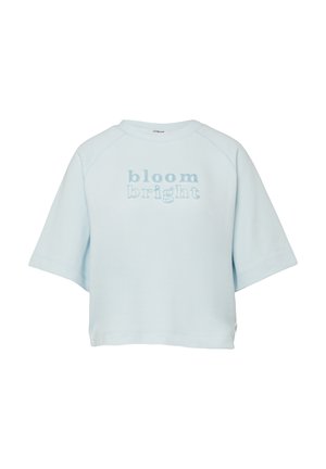 Lichtblauw sweatshirt met korte mouwen en de tekst "bloom bright" gedrukt in bijpassende blauwtinten op de voorkant.