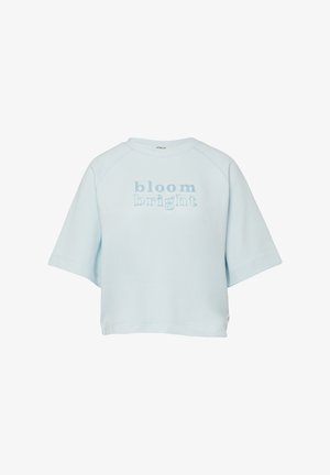 Jasnoniebieska bluza z krótkim rękawem z nadrukiem tekstu "bloom bright" w pasujących odcieniach niebieskiego z przodu.