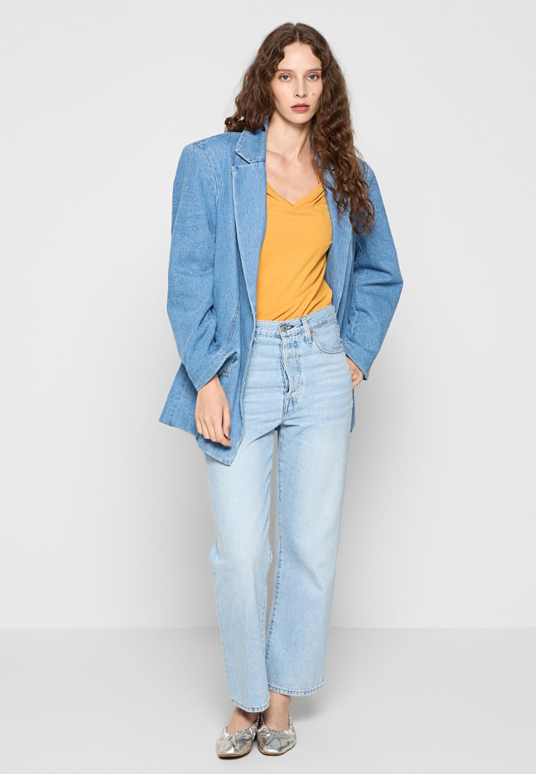 REGULAR FIT