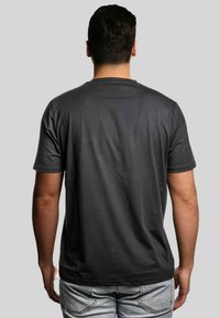 Grijs kortek mouwen t-shirt met een gladde textuur en een ronde hals, met een ontspannen pasvorm en eenvoudig ontwerp, getoond vanuit de achterkant.