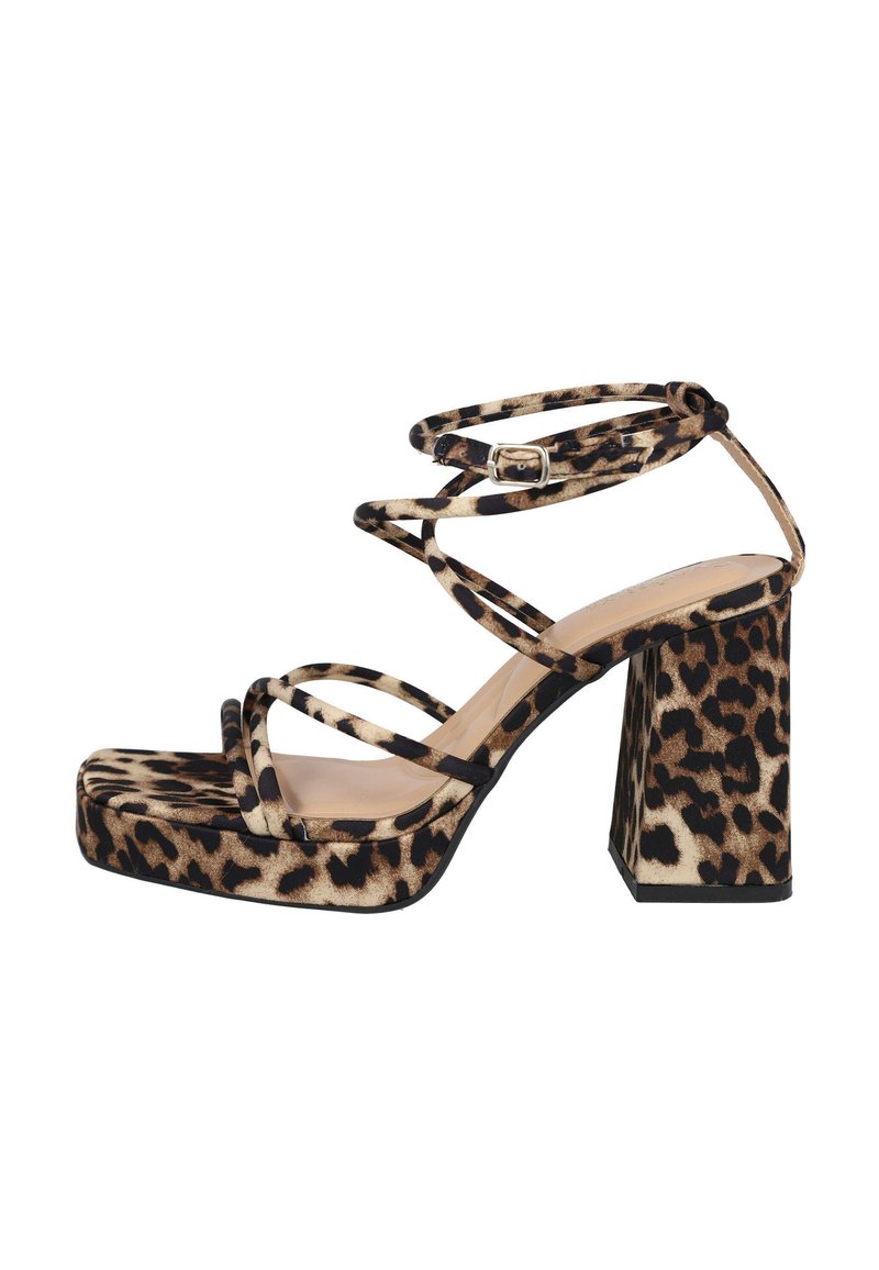 Sandalía de tacón alto con estampado de leopardo, punta cuadrada, tacón ancho, múltiples tiras delgadas y cierre de hebilla en el tobillo.