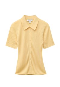 Chemise côtelée jaune clair à manches courtes avec boutons et col pointu, présentée à plat sur fond blanc.