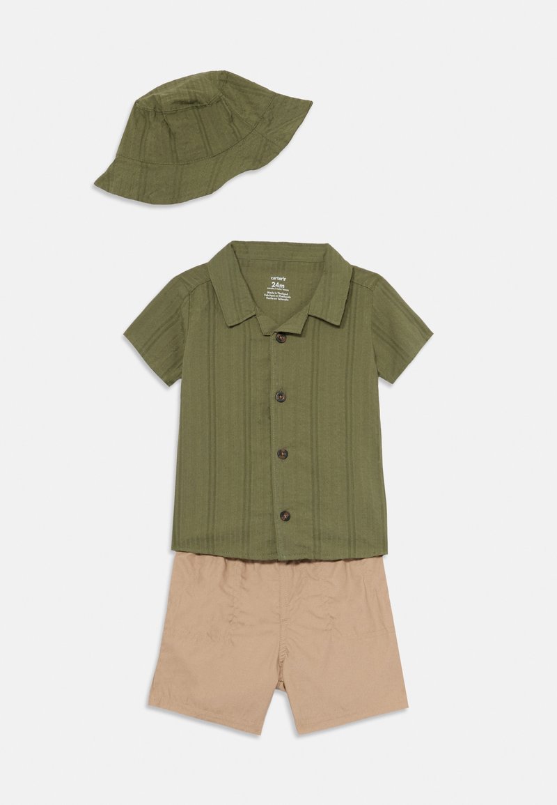Grünes kurzärmliges Button-Down-Hemd mit vertikalen Streifen, kombiniert mit beigen Shorts und einem olivgrünen Bucket Hat.