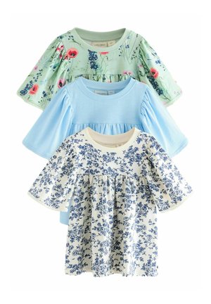 Drei kurzärmelige Kleider: floral gemustert in Grün, unifarben in Hellblau und weiß mit blauen Blumendesigns, jeweils mit gerafftem Oberteil.
