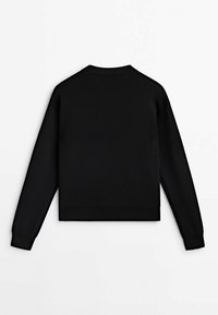 Czarny krótki sweter z długimi rękawami, okrągłym dekoltem, ribbowymi mankietami i dołem, wykonany z miękkiej dzianiny o gładkiej fakturze.