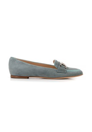 Mocassini in suede azzurro chiaro con tacco basso, dotati di una cintura decorativa e dettagli con fibbia in metallo. Texture liscia e design slanciato.