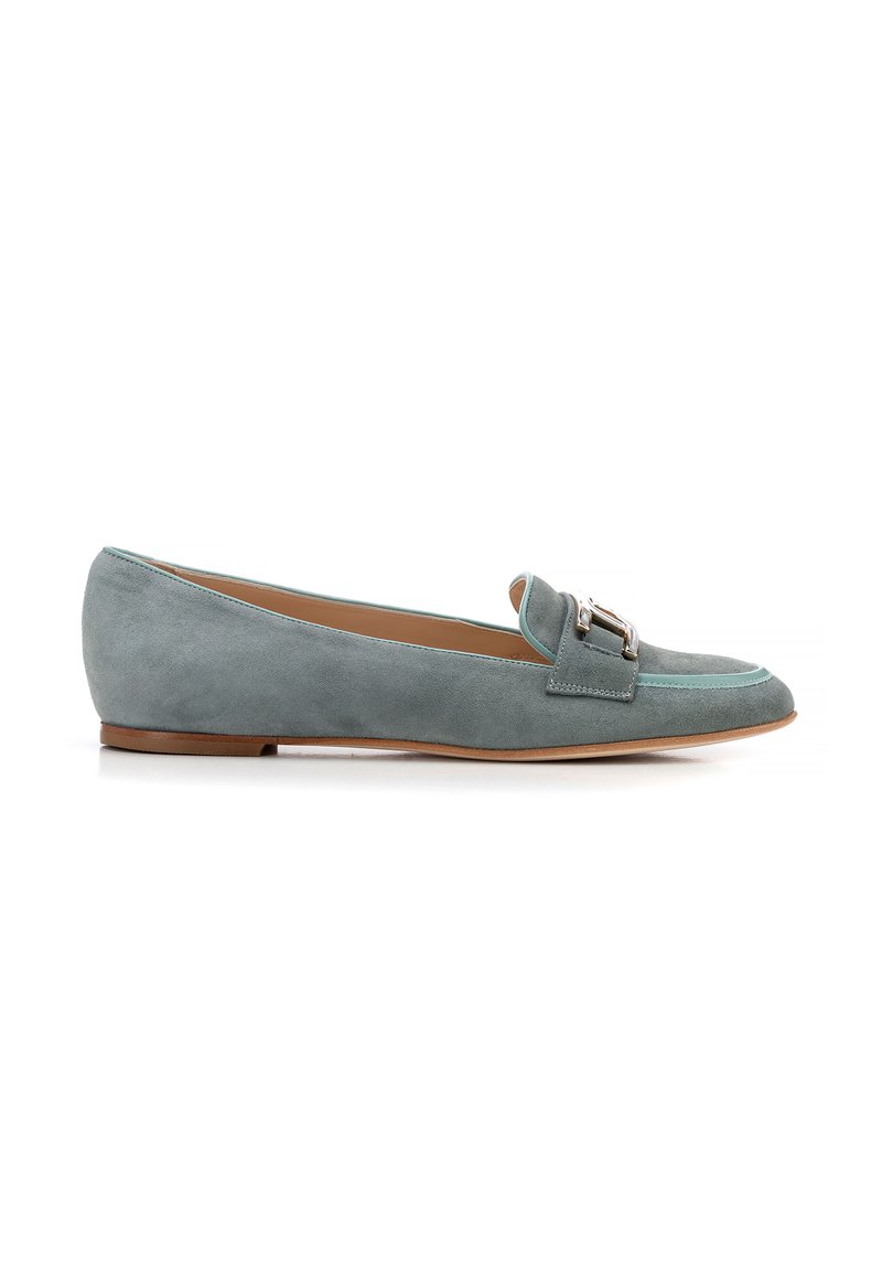 Hellblaue Wildlederslipper mit niedrigem Absatz, ausgestattet mit einem dekorativen Riemen und einer metallischen Schnalle. Glatte Textur und schlankes Design.