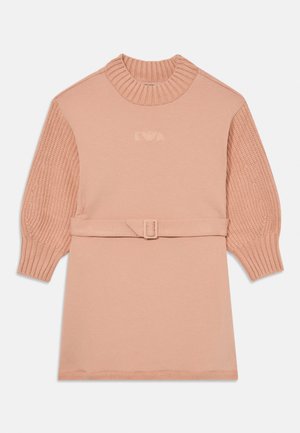 Vaaleanpunainen neulemekko, jossa on ribattu mock neck, puffit neulehihat, vyö vyötäröllä ja pieni brodattu logo rinnassa.