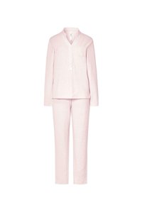 Conjunto de pijama de manga larga en suave color rosa, con cuello abotonado, detalles de encaje, pequeño bolsillo en el pecho y pantalones rectos a juego.