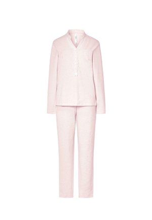 Conjunto de pijama de manga larga en suave color rosa, con cuello abotonado, detalles de encaje, pequeño bolsillo en el pecho y pantalones rectos a juego.