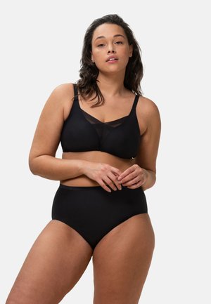 Zwart lingeriesetje met een bh met doorzichtige mesh-details en een high-waisted onderkant, gemaakt van zachte, rekbare stof.