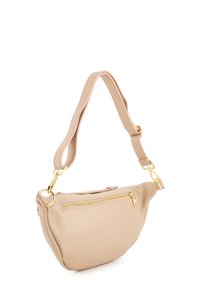 Beige læder crossbody taske med en rund form, guldfarvede hardware detaljer, en frontlomme med lynlås og en bred justerbar skulderrem.