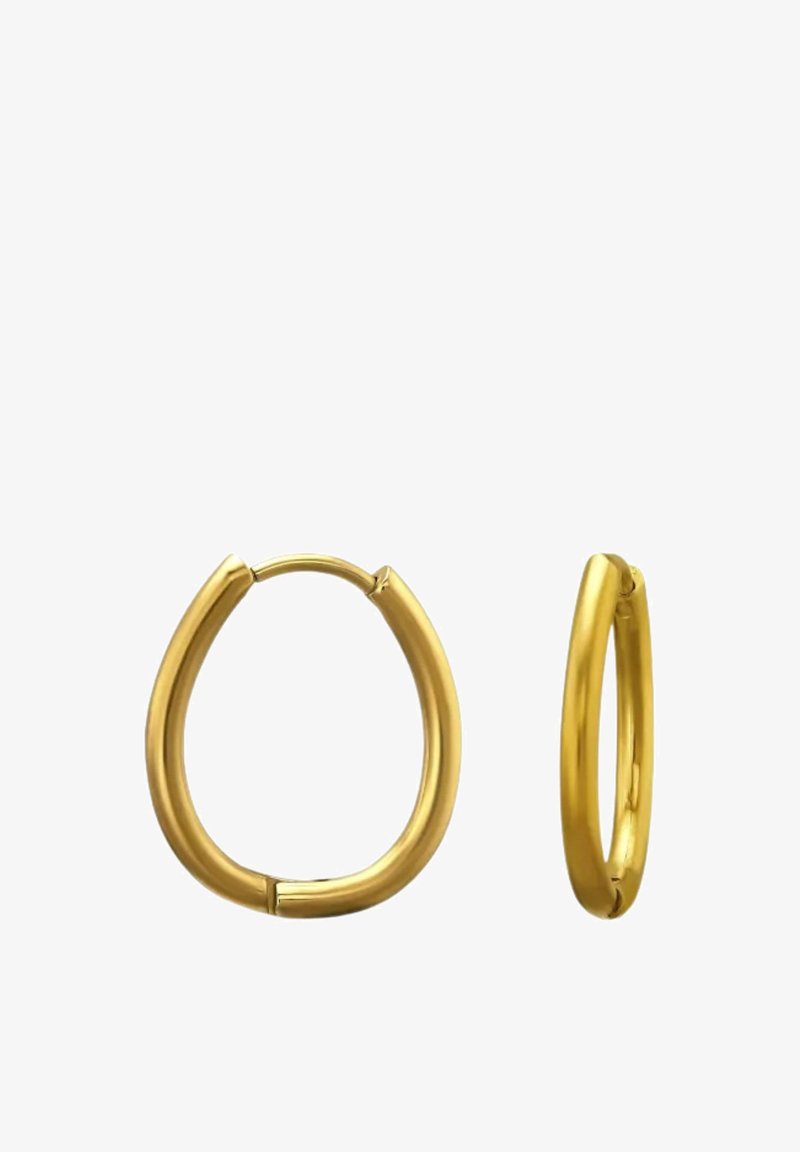 Twee gladde, gepolijste gouden creolen met een licht ovaalvorm, waarvan één van voren en de ander van opzij te zien is.