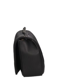 Borsa a tracolla in pelle nera con superficie testurizzata, tracolla a catena e forma strutturata, con vista laterale di un compartimento con zip.