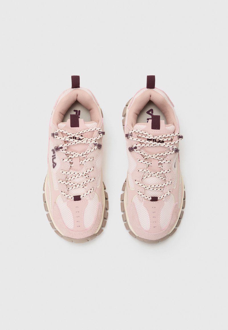 Sneaker rosa in materiali mesh e suede, con accenti testurizzati, punta arrotondata, lacci prominenti e dettagli in bordeaux a contrasto.
