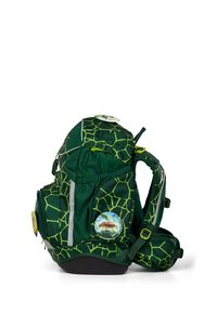 Sac à dos vert avec un motif géométrique et des accents réfléchissants. Équipé de patchs sur le thème des animaux et d'une poche latérale, conçu pour le confort.