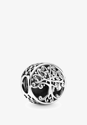 Charm de plata de ley en forma de cilindro redondeado, con un diseño recortado de árbol que presenta ramas onduladas y un interior negro.