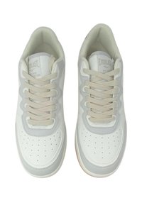 Sneaker bianchi con tomaia in pelle liscia e mesh, lacci beige, punta forata e suola in gomma. Presenta il logo sulla linguetta.