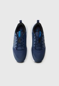 Marine sneakers med tekstureret mesh-overside, sort foer og blå accenter. Har snørebånd og en hvid sål med et geometrisk design.