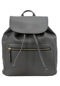 Sac à dos en cuir gris avec fermeture à rabat, détail à cordon de serrage et poche zippée à l'avant avec quincaillerie dorée. Texture lisse, forme structurée.