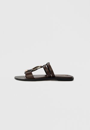 Brune flad sandal med tre remme lavet af glat læder. Har et lille guldspænde og et minimalistisk design.
