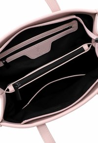 Hellrosa Lederhandtasche mit schwarzem Innenfutter, einem Reißverschlussfach und einem zusätzlichen Steckfach; glatte Textur und strukturiertes Design.