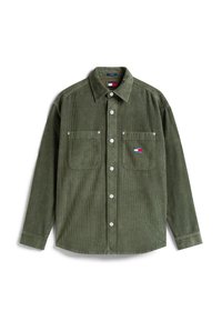 Cămașă din corduroy de culoare verde măslin, cu mâneci lungi, închidere cu nasturi în față, două buzunare pe piept și un mic patch cu logo lângă buzunarul stâng.