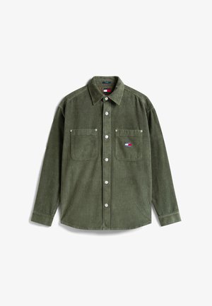 Chemise en velours côtelé vert olive avec des manches longues, fermeture à boutons sur le devant, deux poches poitrine et un petit logo cousu près de la poche gauche.
