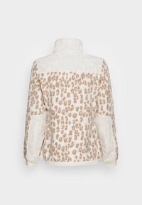 Chaqueta de forro polar con estampado de leopardo en crema y beige, con un cuello alto, paneles en contraste en los hombros y bolsillos laterales. Textura suave.
