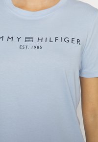 Tommy Hilfiger REGULAR FIT - T-shirt con stampa - well water