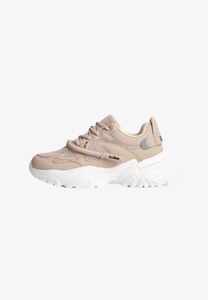 Scarpe sportive beige con tomaia in rete, design con lacci e una spessa suola bianca con dettagli testurizzati. Gli accenti includono un logo argento.