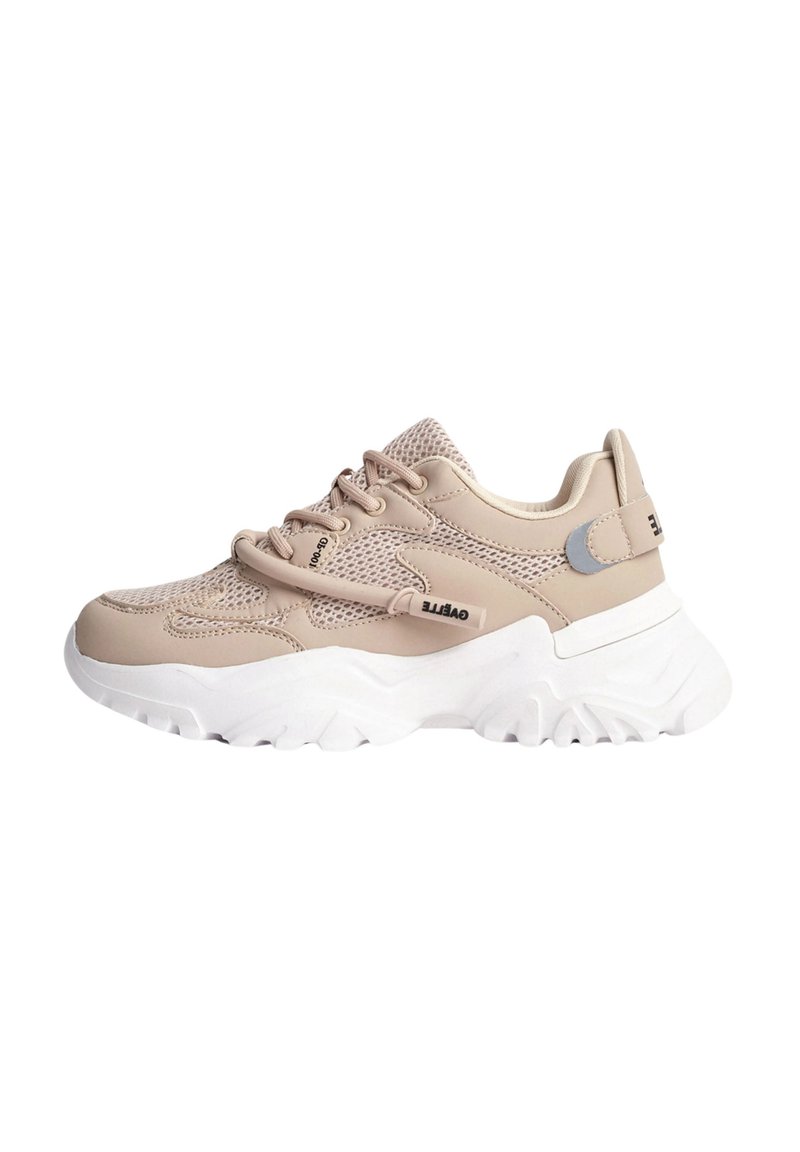 Scarpe sportive beige con tomaia in rete, design con lacci e una spessa suola bianca con dettagli testurizzati. Gli accenti includono un logo argento.