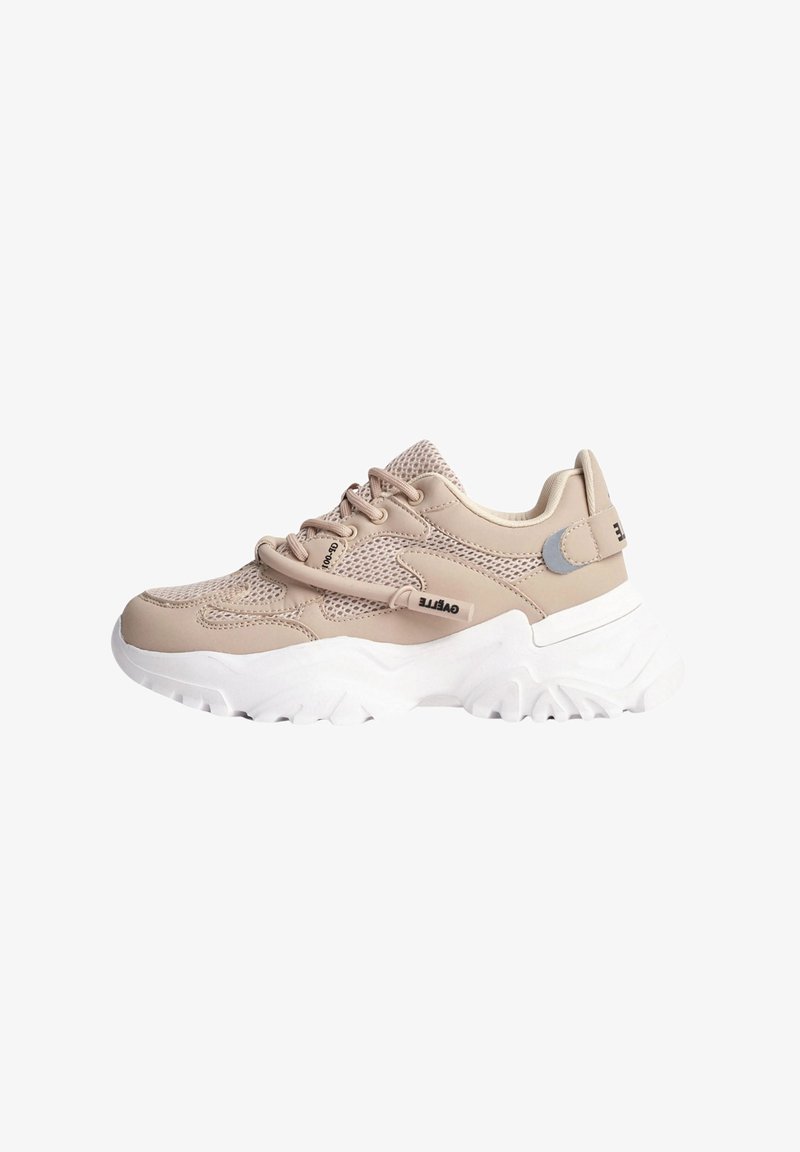 Scarpe sportive beige con tomaia in rete, design con lacci e una spessa suola bianca con dettagli testurizzati. Gli accenti includono un logo argento.