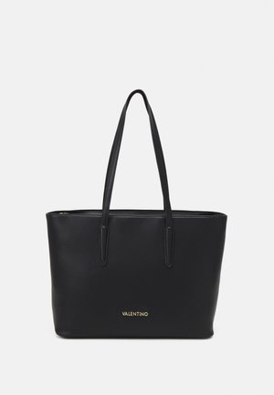 Zwarte leren shopper met lange handvatten en een gouden "Valentino"-logo in het midden op een gladde, gestructureerde oppervlakte.