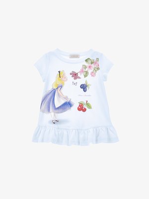 Gaiši zila īsām piedurknēm T-krekls ar izlocītu volānu apakšmalu. Tam ir grafika ar tēlu zila kleitā, ziediem un ķiršiem.