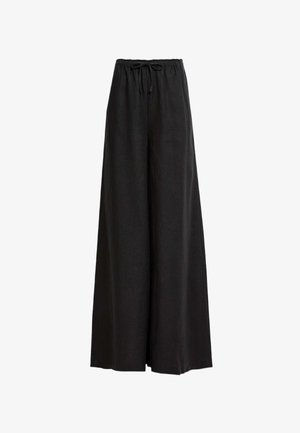 Zwarte wijde broek van lichtgewicht stof met een trekkoord in de taille. Heeft een gladde textuur en geen patronen of zichtbare hardware.