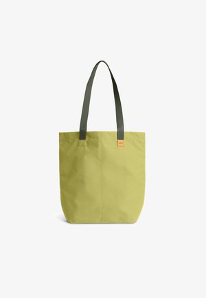 Borsa a mano in tessuto verde chiaro con due manici grigi. Presenta una piccola etichetta del marchio arancione. Design semplice e rettangolare con una forma strutturata.