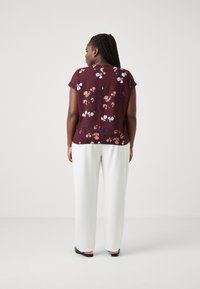 Vero Moda Curve VMNEWHALLIE NEW - Print T-shirt - winetasting