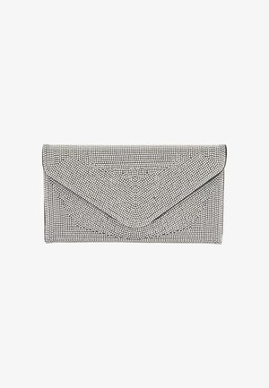 Sølv clutch med en tekstureret, nittet overflade. Har et kuvertdesign med skrå flaplukning og kontrasterende sort kant.