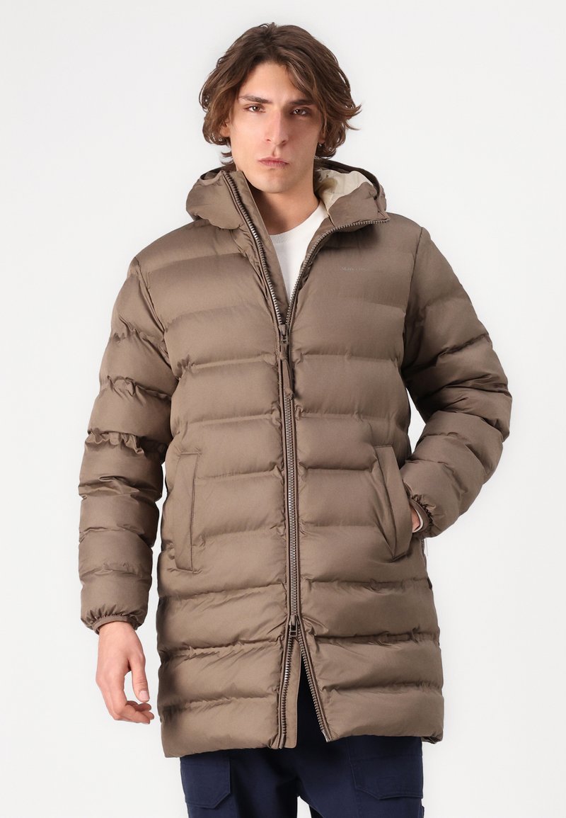 Braune Puffjacke mit Reißverschluss vorne, Kapuze und gestepptem Design. Verfügt über Seitentaschen und elastische Bündchen. Leicht und isoliert.
