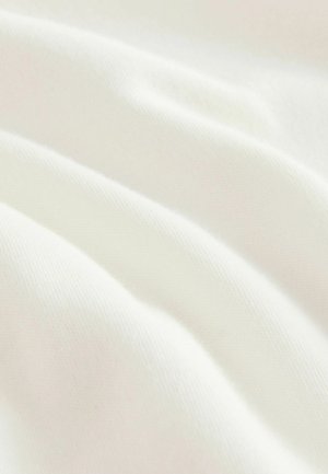 Biely textil s hladkým povrchom, ktorý vykazuje jemné záhyby a vrásky, mäkko odrážajúci svetlo. Vhodný na odevy alebo textilné aplikácie.